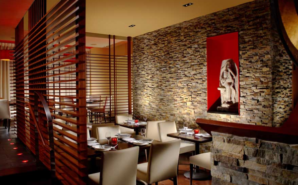 Dinding tumpukan batu alam